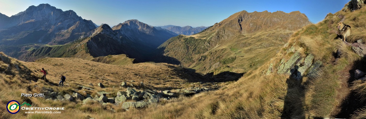 17 Vista panoramica sul percorso di salita dal Passo della Marogella (Pietra Quadra a dx, Menna al centro, Arera a sx).jpg